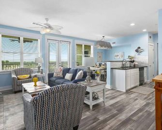 Beach Bayby! Townhouse in Popular Pointe West. Resort Pools, Lazy River! - ג'מייקה ביץ' - סלון