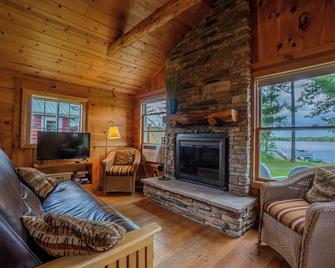 Silver Lake Cabin and Bunk House with North Woods Charm - Trego - Sala de estar