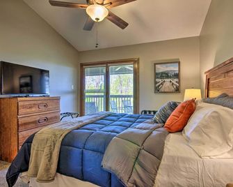Cozy Branson Getaway ~ 2 Mi to Silver Dollar City! - Branson West - Bedroom