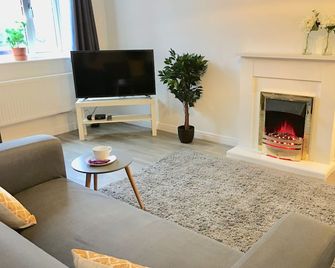 Eastleigh House near Airport - Саутгемптон - Вітальня