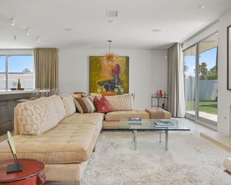 Mid Century Luxury in the heart of the movie colony. Walk to downtown - Palm Springs - Wohnzimmer