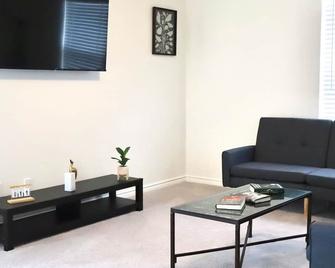 La Vida Marbella Near Airport & Attractions Great Getaway sleeps 8+ - סן אנטוניו - סלון