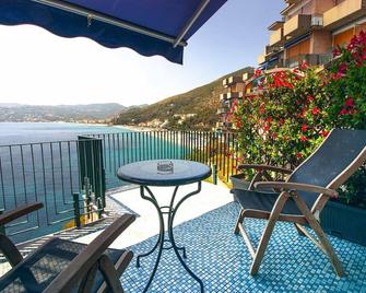 Charming apartment overlooking the sea - Bergeggi - Balcony