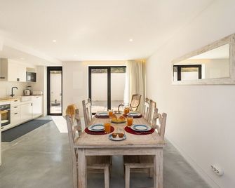 Whome Beachside Bliss In Carcavelos, 1br With Patio & Parking - Carcavelos - Dining room