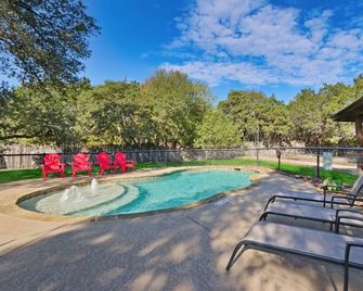 Suite with Two Queen Beds Minutes from Downtown! - Wimberley - Piscina
