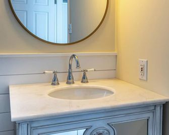 Stylish 2BR n Old Town Greenwood - Greenwood - Bathroom
