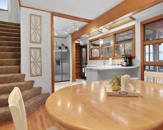 A Stone`s Throw, 4 bedroom 2 bath home a block from Lake Michigan - Gary - Comedor