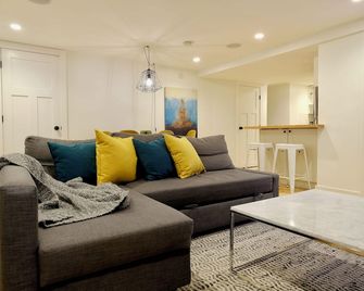Modern & Charming 3BR Suite in Character Home - ונקובר - סלון