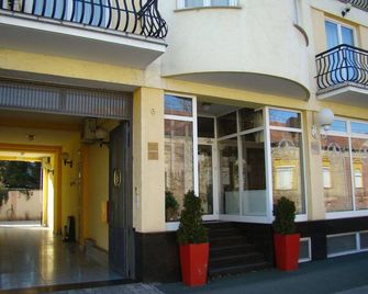 Hotel Vila Ariston - Osijek - Gebouw