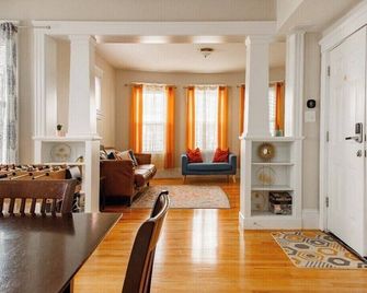 Large 3br Apt W/ Enclosed Front Porch Close To Polar Park, Palladium, Wpi, Dcu - Worcester - Living room