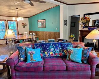 Be Well Bunkhouse - Tranquil Home with Rustic Charm & Homey Touches - Kearney - Living room