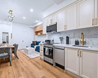 Casa Hotels Gerrard Newly Built Suite Steps to Transit - Toronto - Kitchen