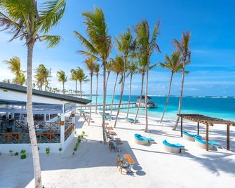 Joy Island Maldives - מאלה - חוף