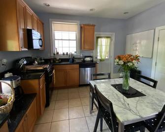 Spacious Egleston Sq 2 Bedroom (Dog Friendly) - Boston - Kitchen