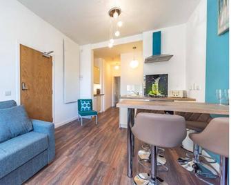 Mandela House Apartments - Kirkcaldy - Living room