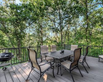 Serene & Cozy Cabin + Lake! Near Purina Farms, Hidden Valley & Six Flags - Pacific - Balcony
