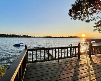 Beautiful lake home, come swim! - Wautoma - Outdoors view