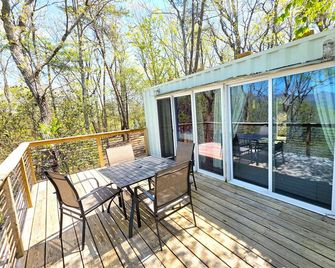 Rustic Luxury at its finest- Individual Rooms, Suites, & Cabins or book it all! - Dahlonega - Balkon