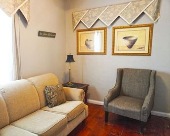Caroline`s Place in Historic Roscoe Village - Coshocton - Living room