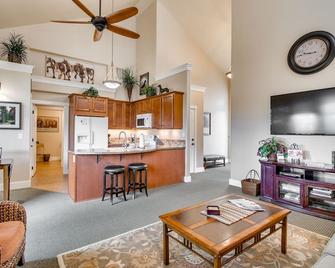 5 Star, 1 Level, Downtown, Quiet, Great View, Walk, Cozy, Pet Friendly, Enjoy! - Sisters - Kitchen