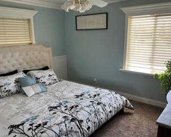 Peaceful & Cozy 3 bedroom Ranch-Home w/Fireplace and Gaming Garage! - Hemet - Bedroom