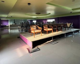 Chompoo Inn - Ban Bang Rakam - Sala de estar