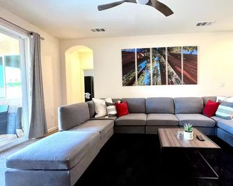 Cozy house w/ hot tub-pool close to national parks - Tulare - Salon