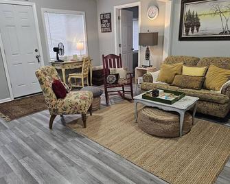 Pet Friendly 2b/1b Cottage with large yard just off the lake - Wonder Lake - Living room