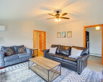 Comfortable Lincoln Home Walk to Main Street! - Lincoln - Living room
