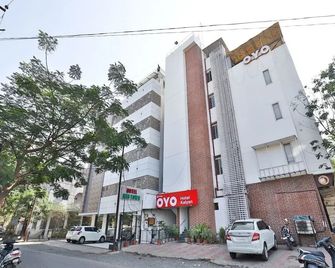Oyo 14837 Hotel Uberoi Anand - Bareilly - Building