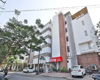 Oyo 14837 Hotel Uberoi Anand - Bareilly - Building