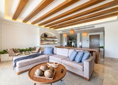 Cancun 2 BR Luxury Vila with Resort Amenities - Punta Sam - Living room