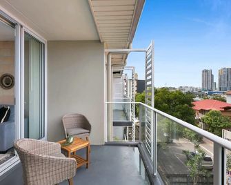 Sleek Apartment with Pool and Rooftop Terrace - Southport - Balcony