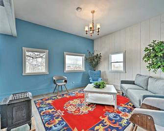 Tranquil Mountain Guesthouse with Hot Tub and Creek Views Near Trails in Lander, Wyoming - Lander - Sala de estar