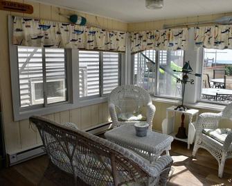 Beachfront 3 family home, best on the beach! - Salisbury - Living room