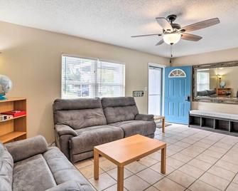 Private Pool and Patio Sun-Kissed Largo Escape! - Largo - Living room