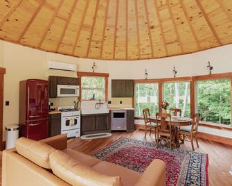 Luxury Yurt Inspired Cabin At The Queen & I Homestead - Crawfordsville - Wohnzimmer
