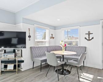 Modern craftsman home close to all Garibaldi has to offer. Dog Friendly! - Garibaldi - Dining room