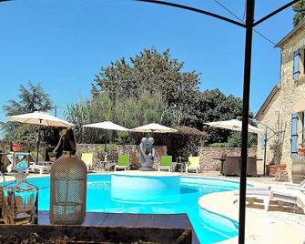 B&B Maison à votre santé room L'embrassade, in the Bordeaux wine region - Savignac-de-Duras - Piscina