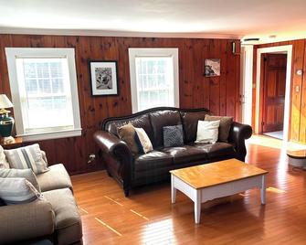 Escape The Commotion - Relax By The Ocean - West Yarmouth - Living room