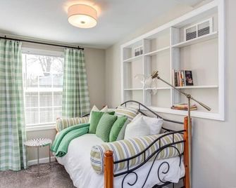 Charming Graham Getaway: Walk to Local Favorites & Retro Game Barn - Graham - Salon