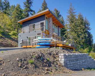 Mid-Century Escape Lake Views, Steps To - Worley