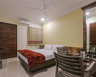 The Samrat Hotel near Pune Railway Station - Pune - Bedroom