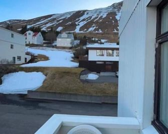 Chic Townhouse - Views Telescope Balcony Bbq - Siglufjordur - Balcony