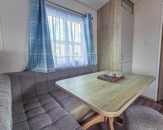 Homely Caravan With Free Wifi At Broadland Sands Park, Suffolk Ref 20002bs - Lowestoft - Їдальня