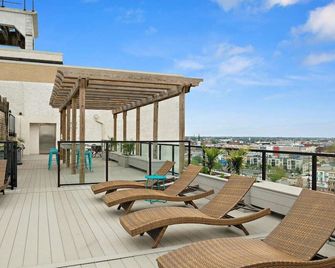Stunning Rooftop Pool and State-of-The-Art Fitness Center - Chic Retreat - Philadelphia - Balcony