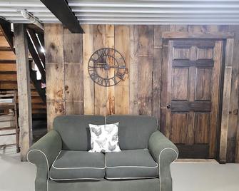 Charming Farmhouse Retreat with Hot Tub - Jackson - Living room