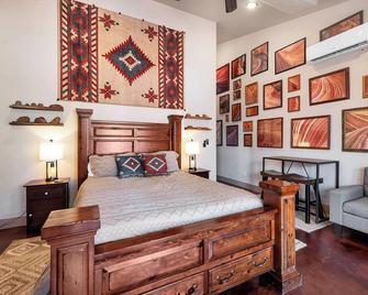 Sandstone Studio w/Private Courtyard, 20 minutes from Zion - Virgin