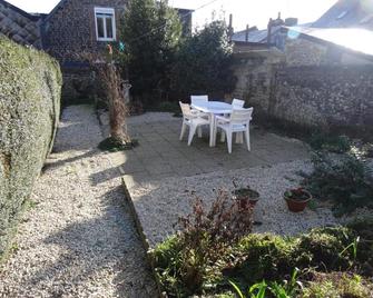 Charming French cottage-gite in the heart of quiet Gorron - Gorron - Patio