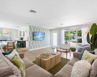 Cozy home at Lighthouse Point with Pool - Lighthouse Point - Living room